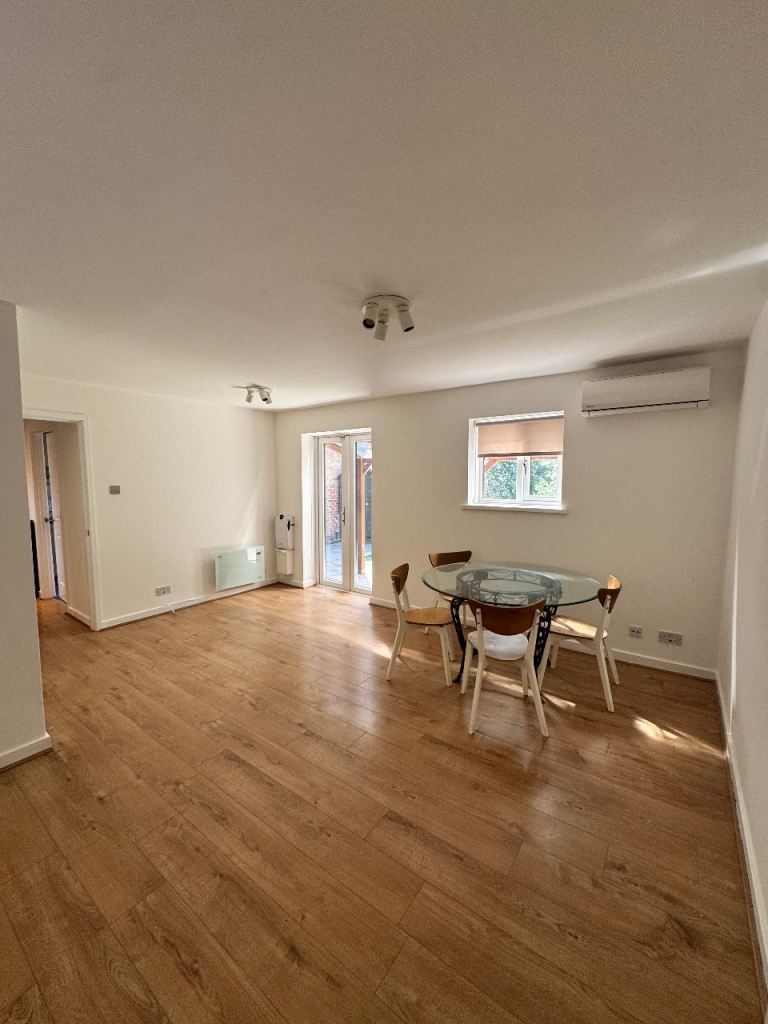 House Athol Square in Greater London