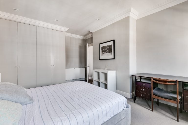 Flat Mallord Street in Greater London