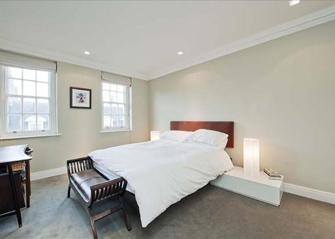 Flat Mallord Street in Greater London