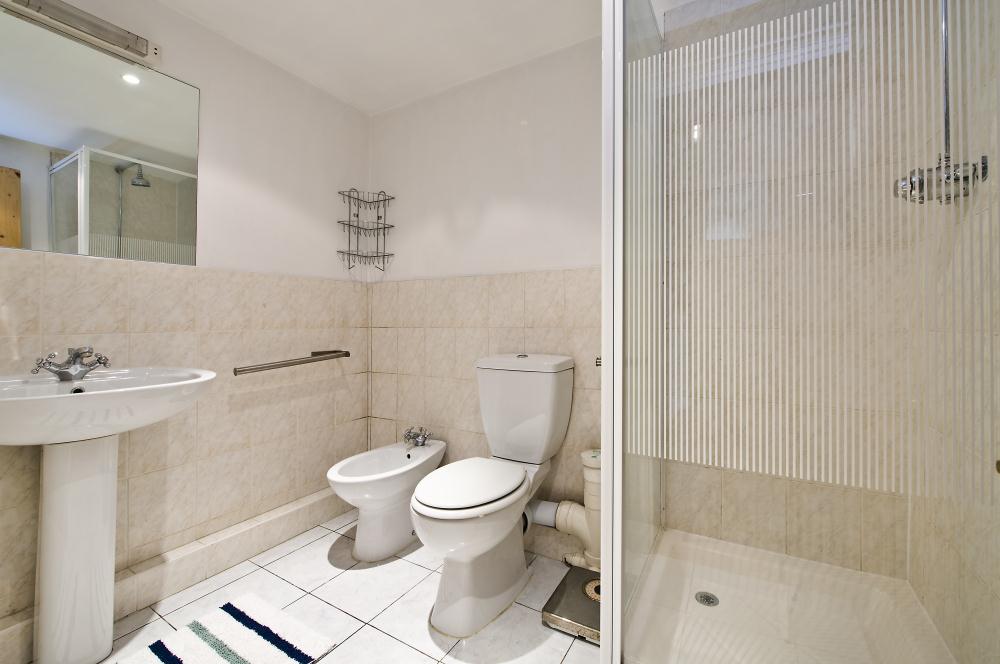 Flat Nightingale Lane in Greater London