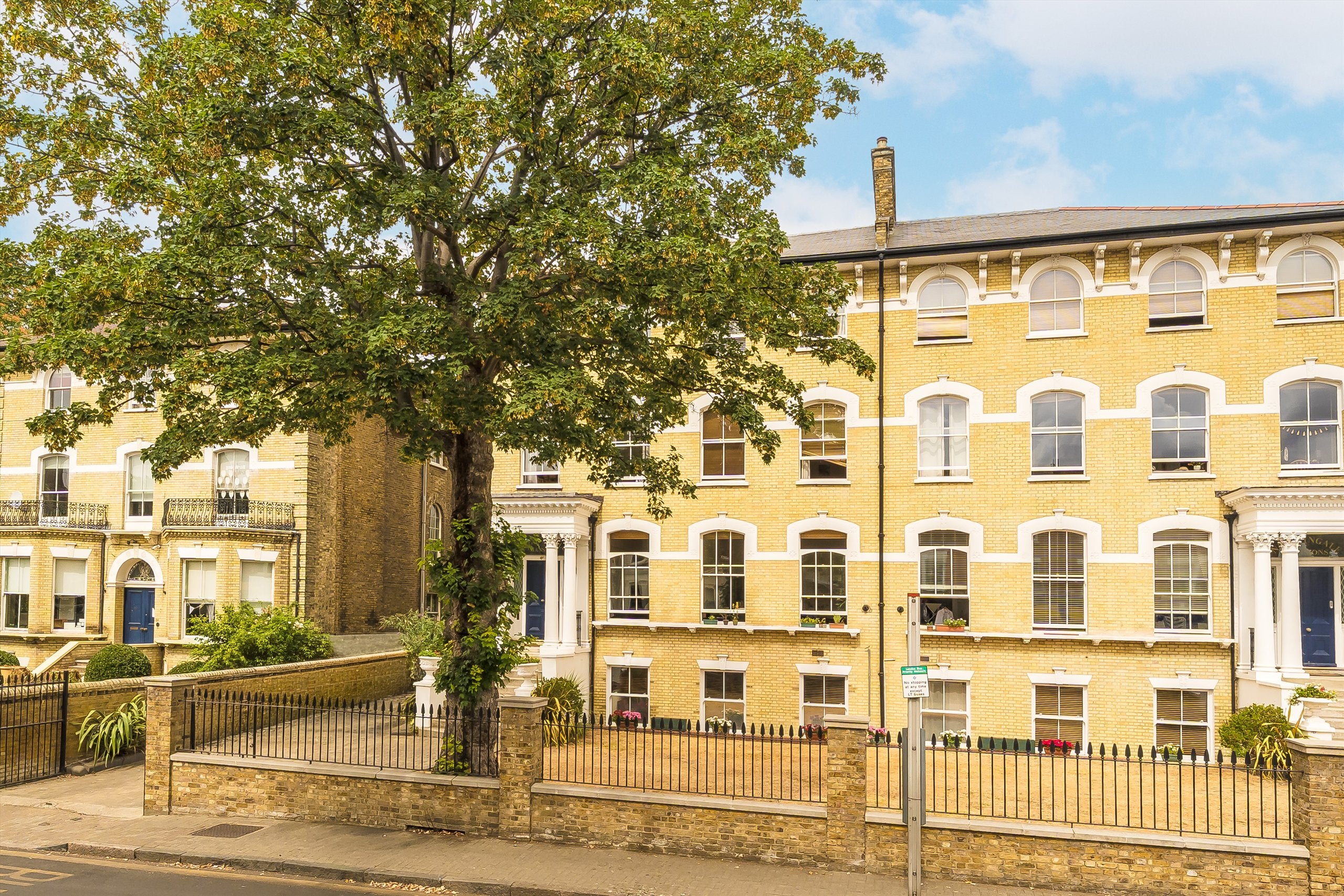 Flat Nightingale Lane in Greater London
