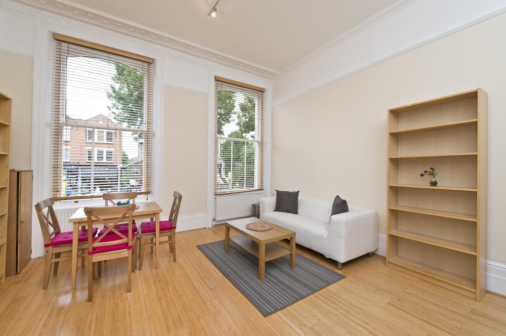 Flat Nightingale Lane in Greater London