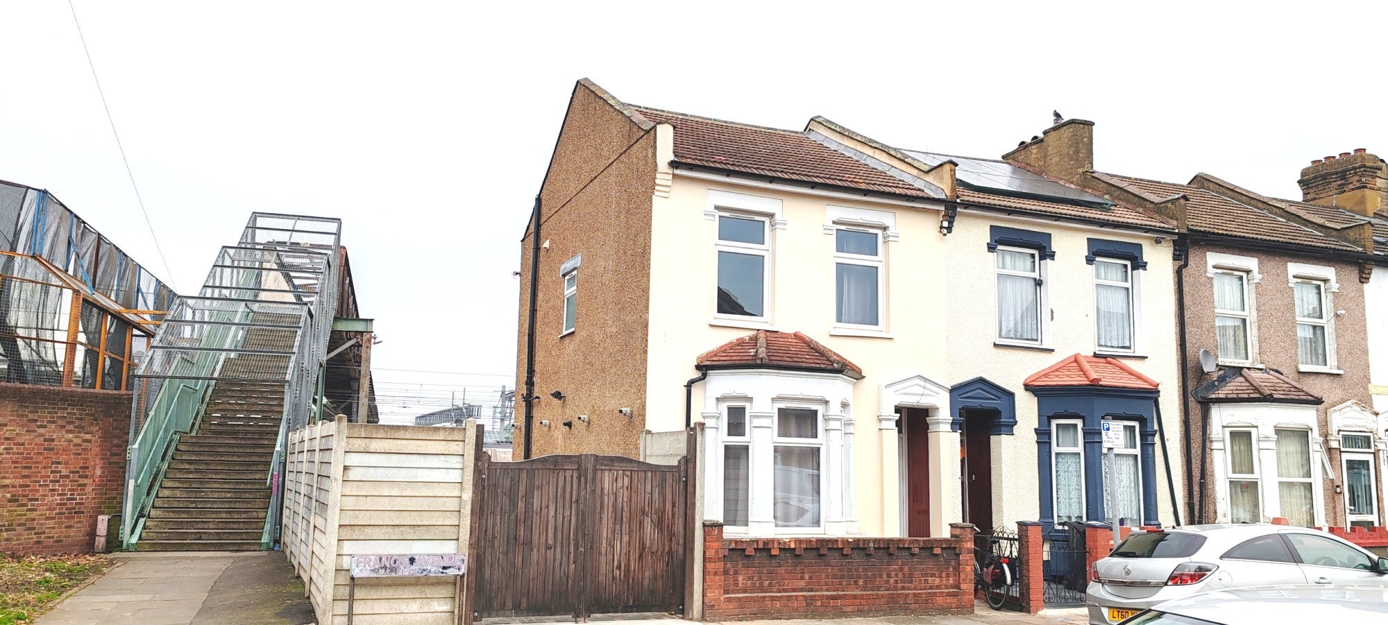House Francis Avenue in Greater London