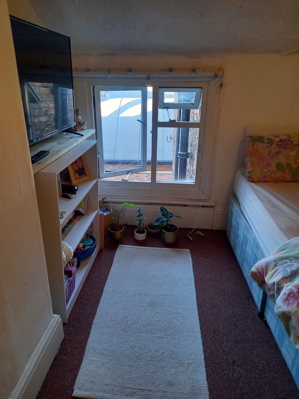 Room Barlow Moor Road in Manchester
