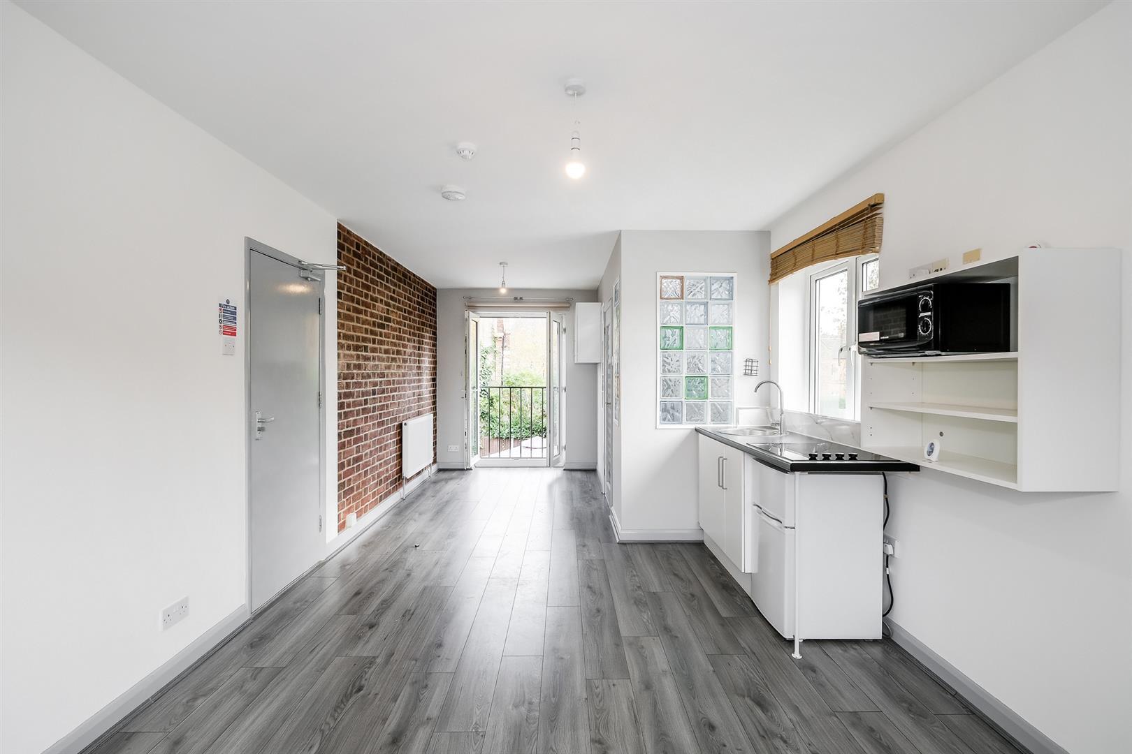 Flat Elphinstone Road in Greater London