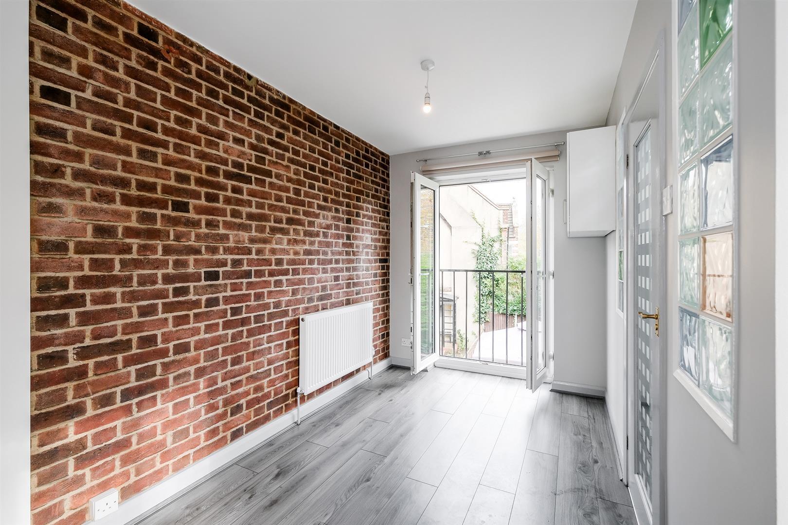 Flat Elphinstone Road in Greater London