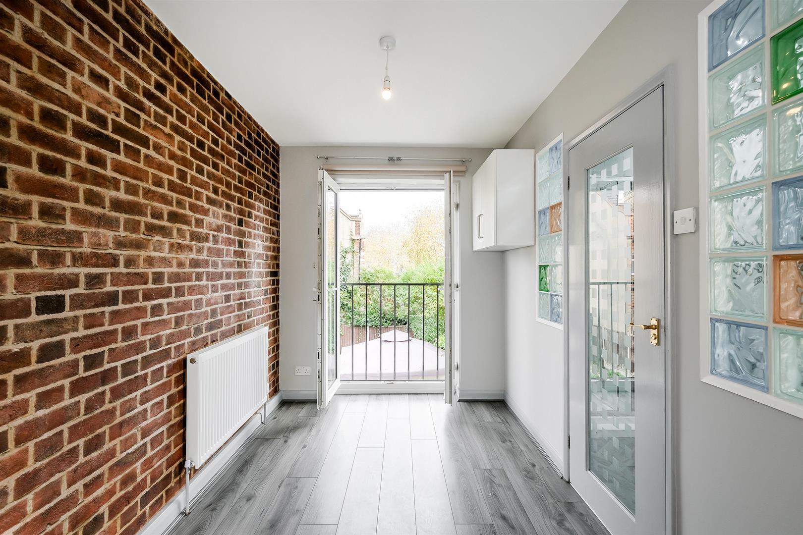 Flat Elphinstone Road in Greater London