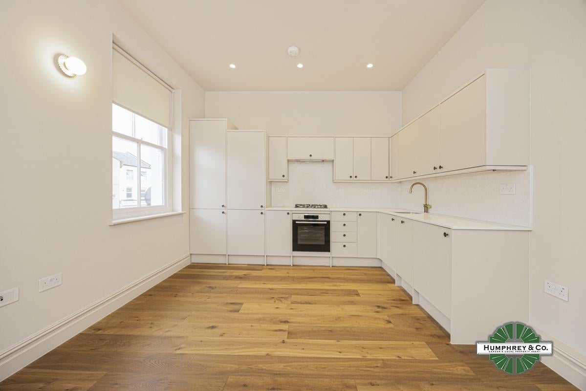 Flat Hoe Street in Greater London