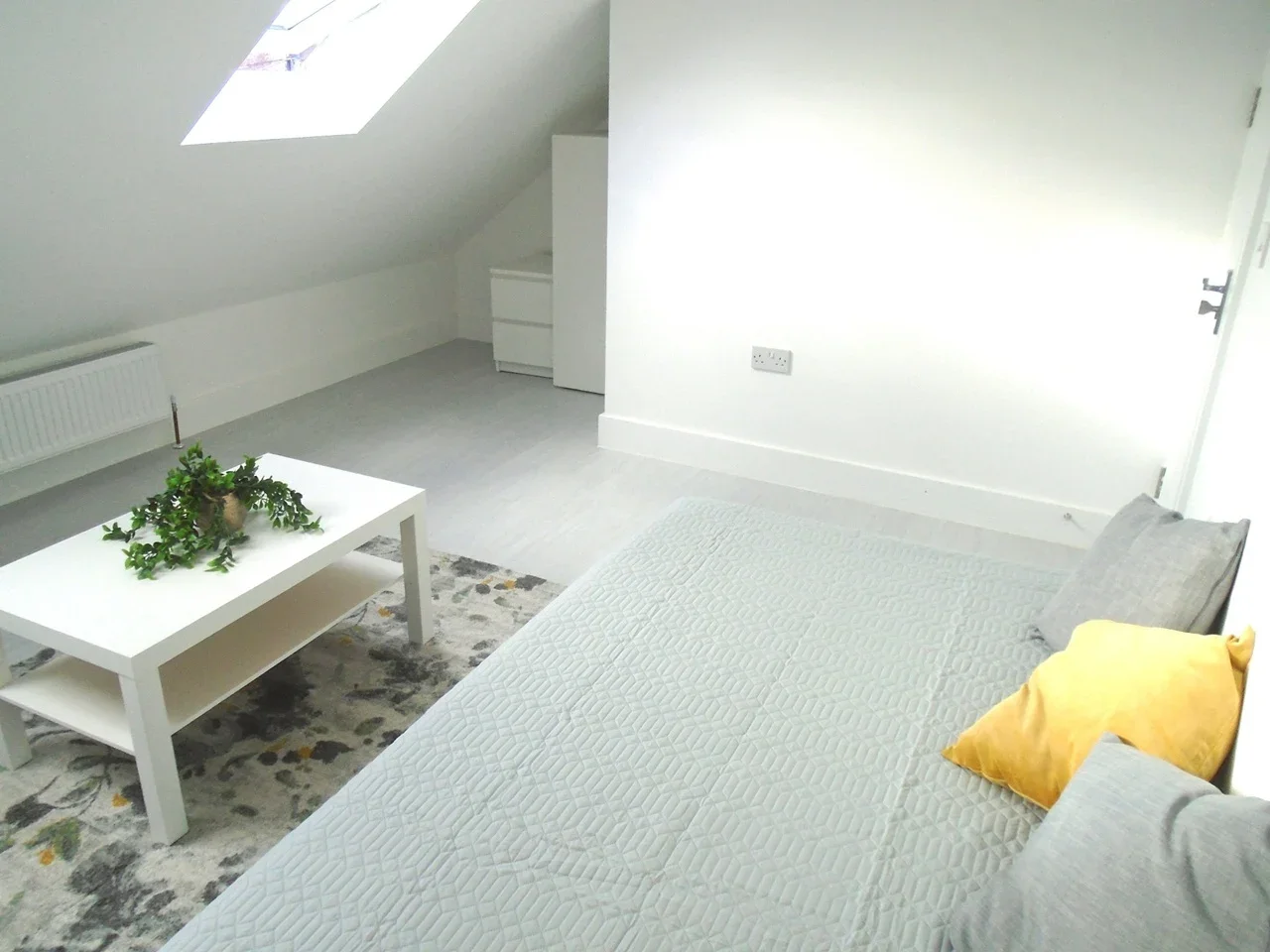Room Bulstrode Avenue in Greater London