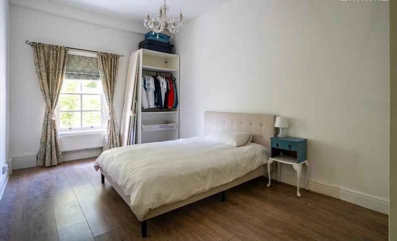 Room Belvedere Road in Greater London