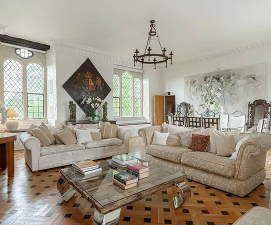 House Pelhams Walk in Elmbridge
