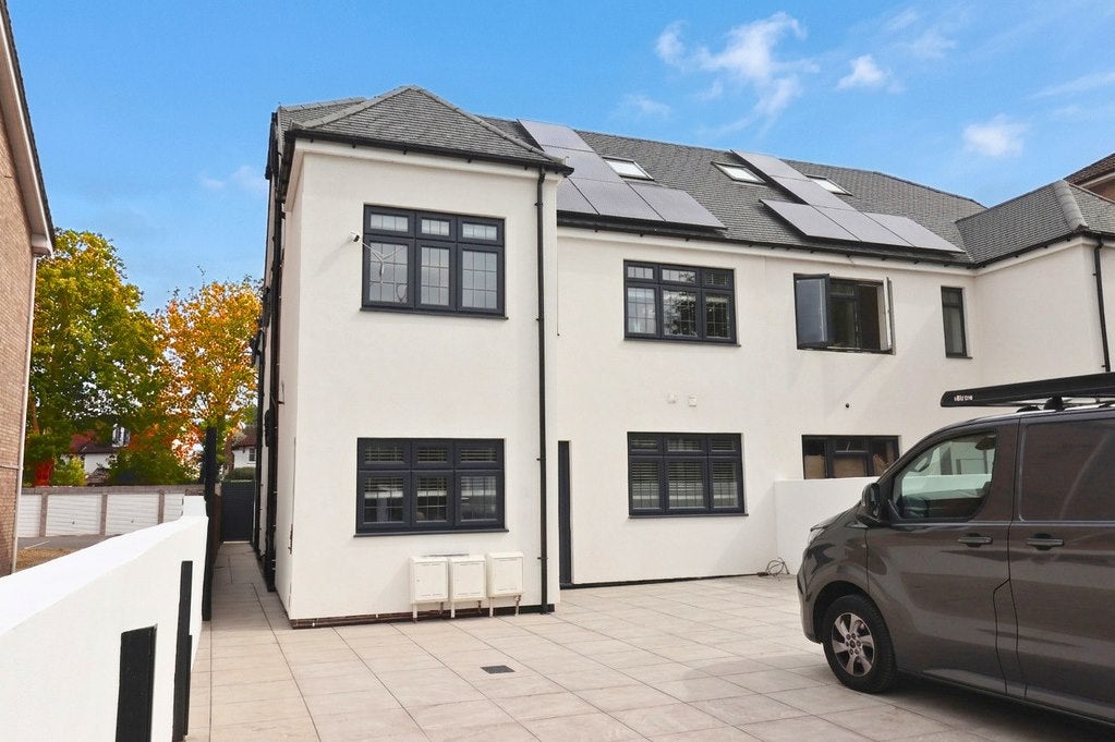 Room Surbiton Crescent in Greater London
