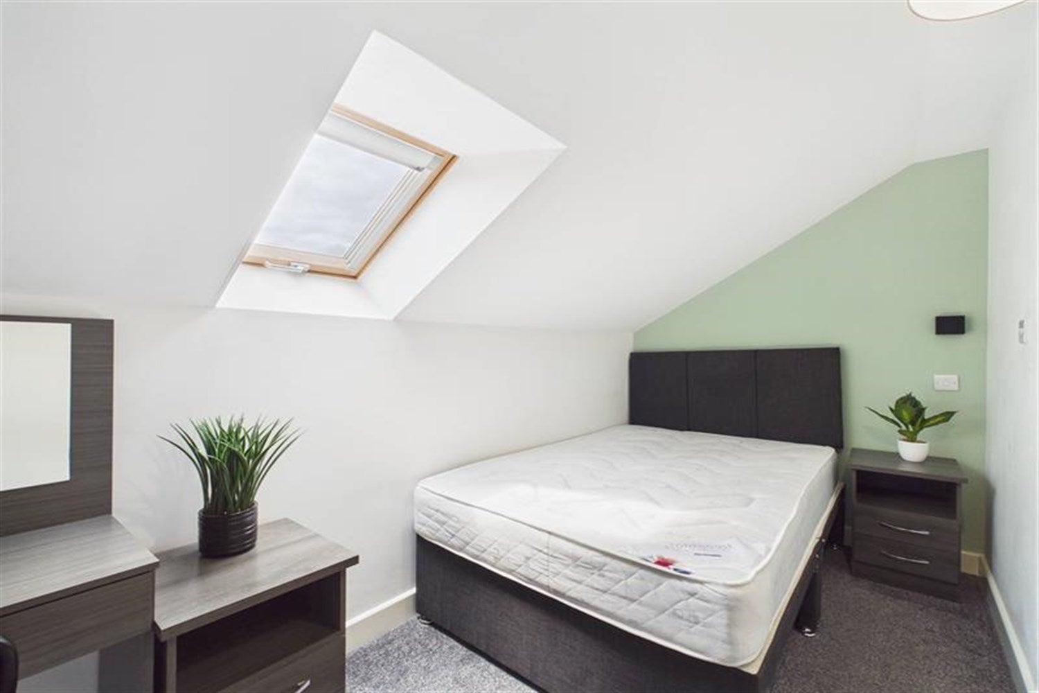 Room Birchington Avenue in South Tyneside
