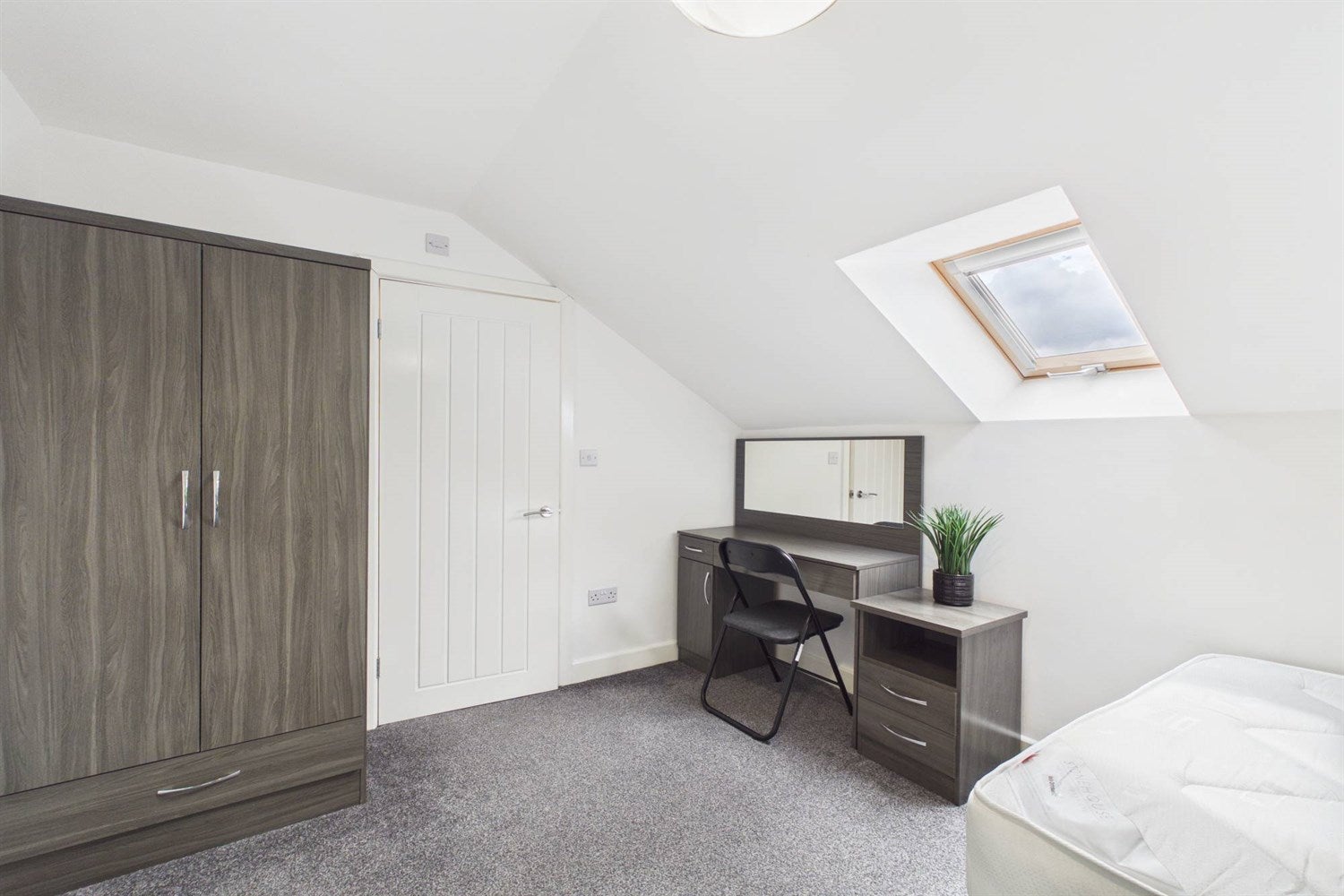 Room Birchington Avenue in South Tyneside
