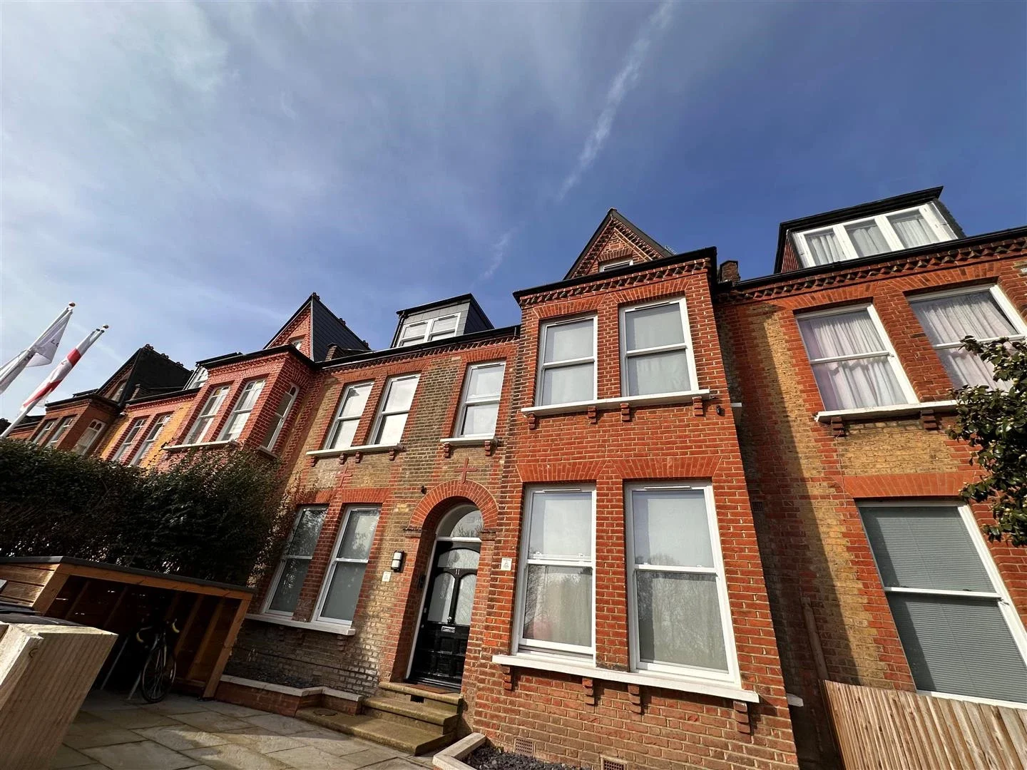 Flat Mount View Road in Greater London