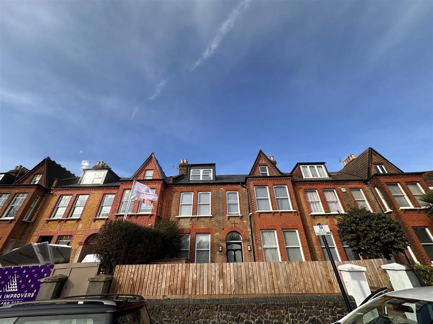 Flat Mount View Road in Greater London
