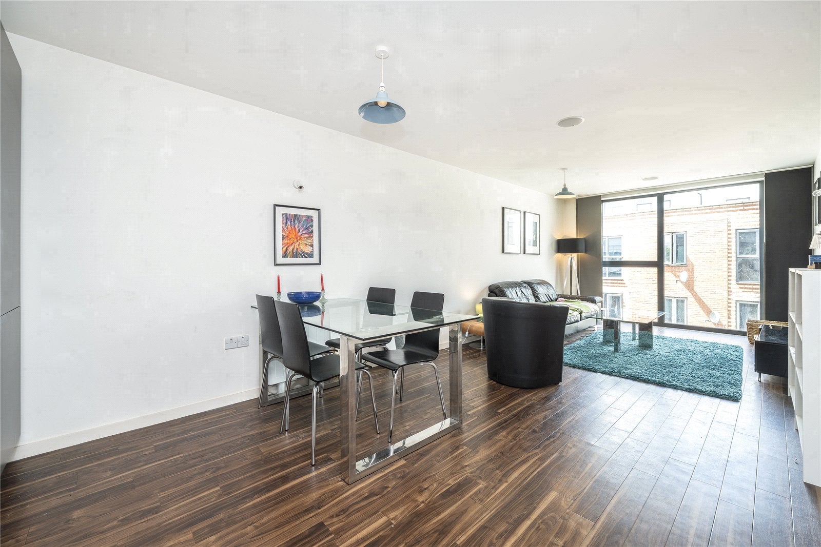 Flat Ratcliffe Cross Street in Greater London