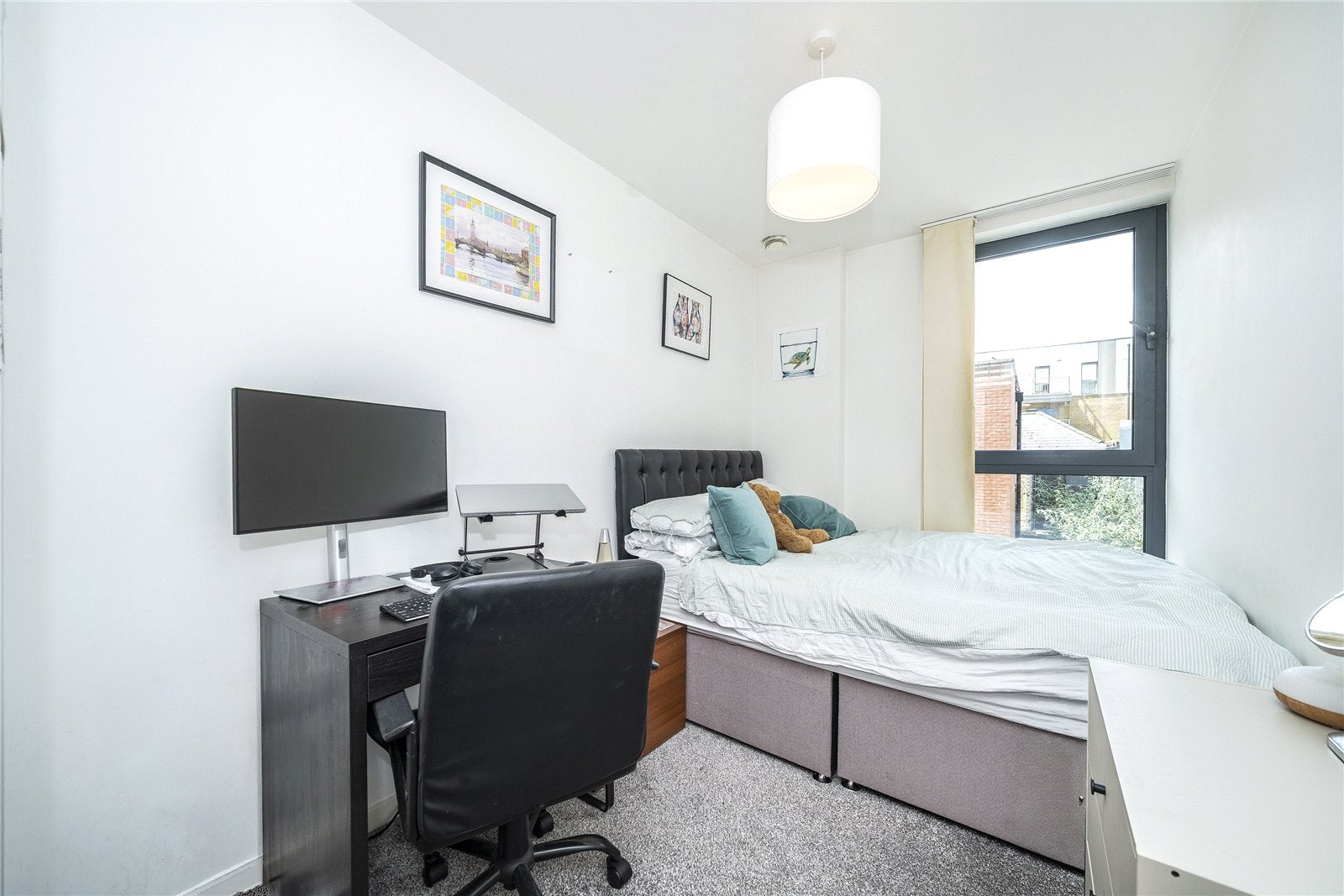 Flat Ratcliffe Cross Street in Greater London