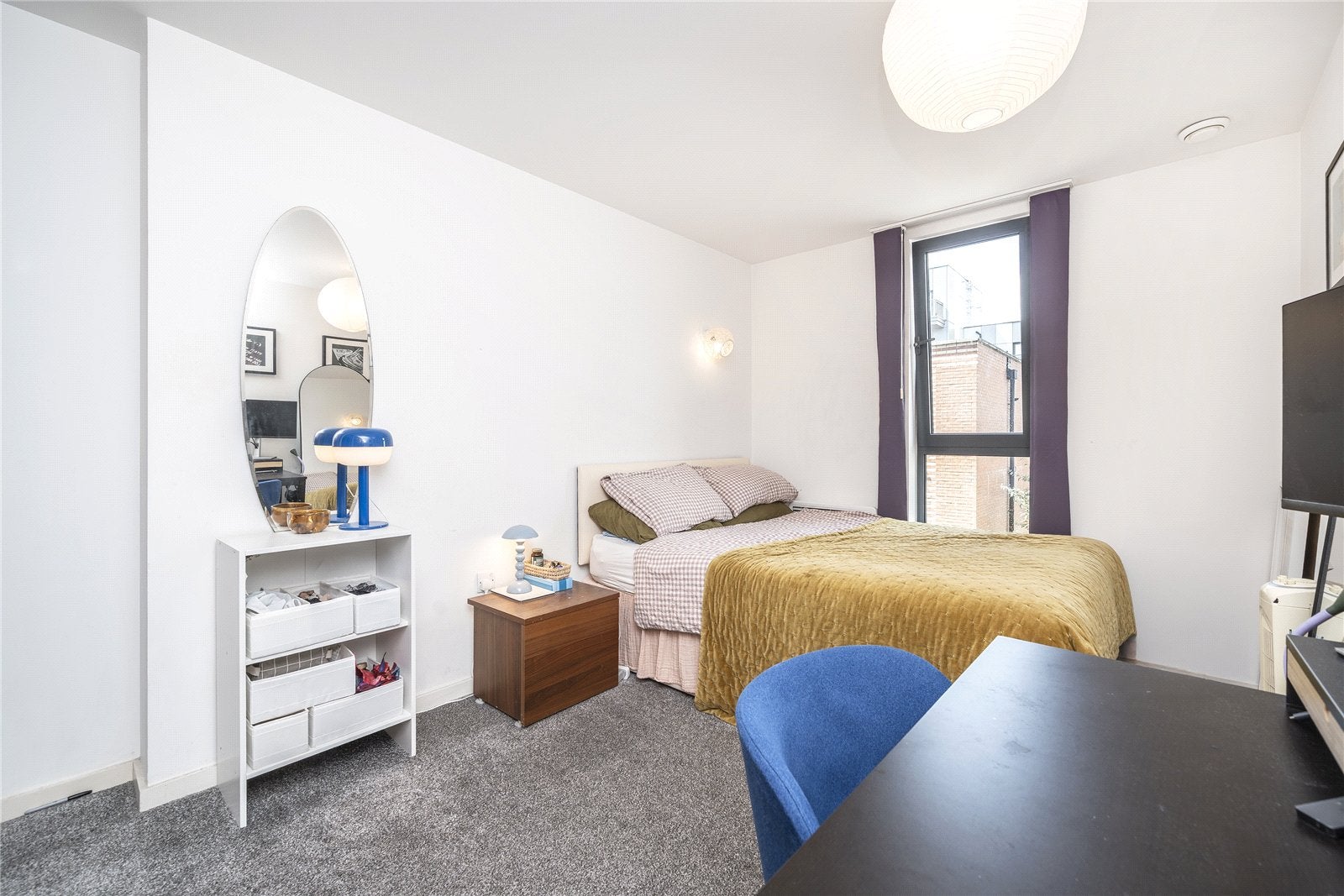 Flat Ratcliffe Cross Street in Greater London