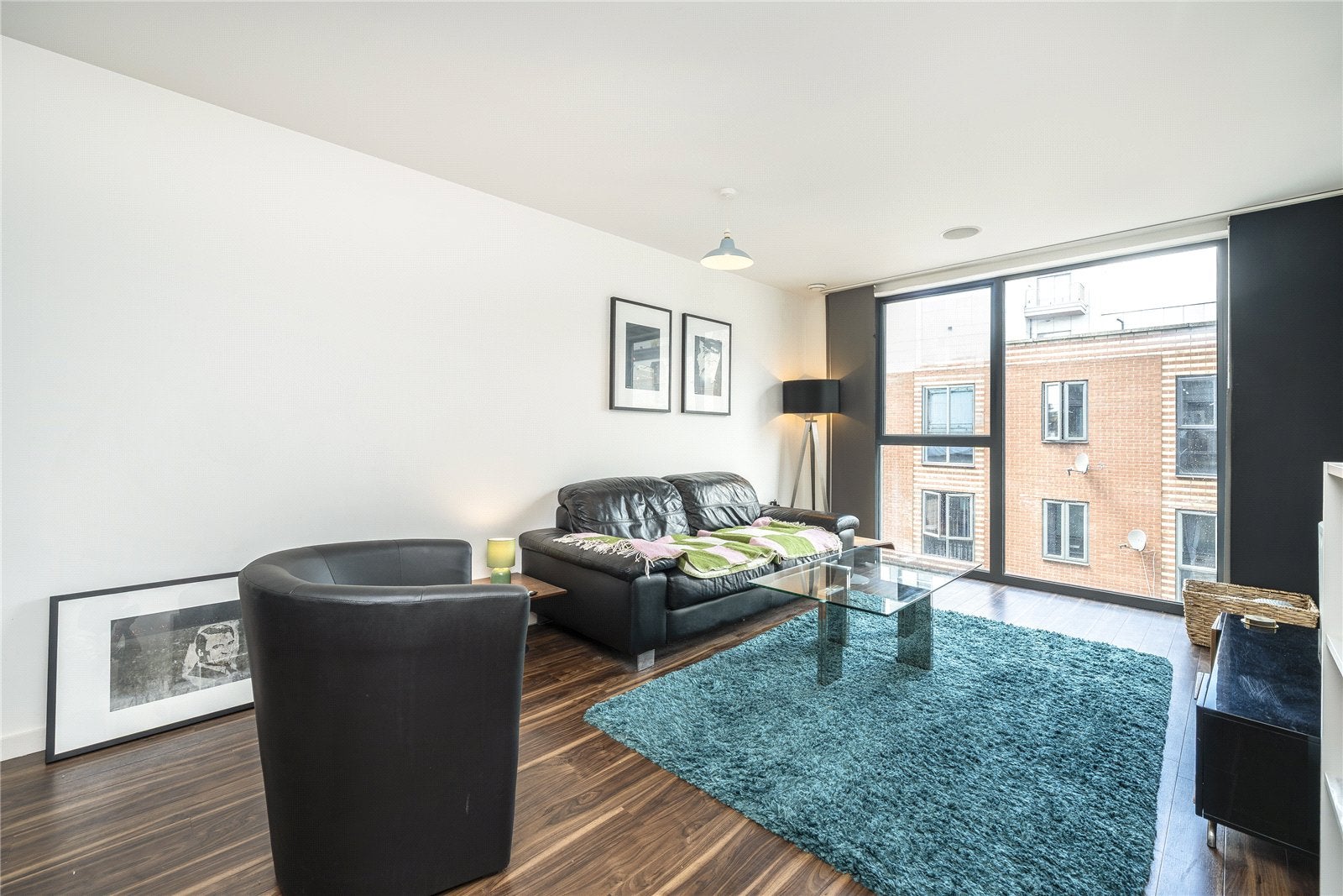 Flat Ratcliffe Cross Street in Greater London