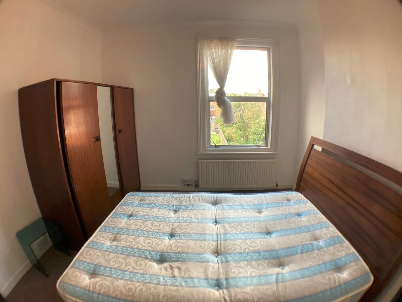 Room Mora Road in Greater London