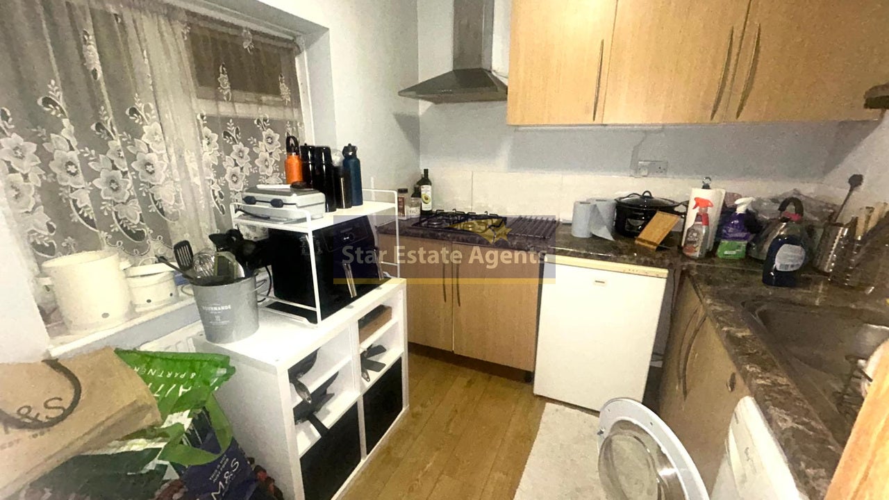 Flat Millet Road in Greater London