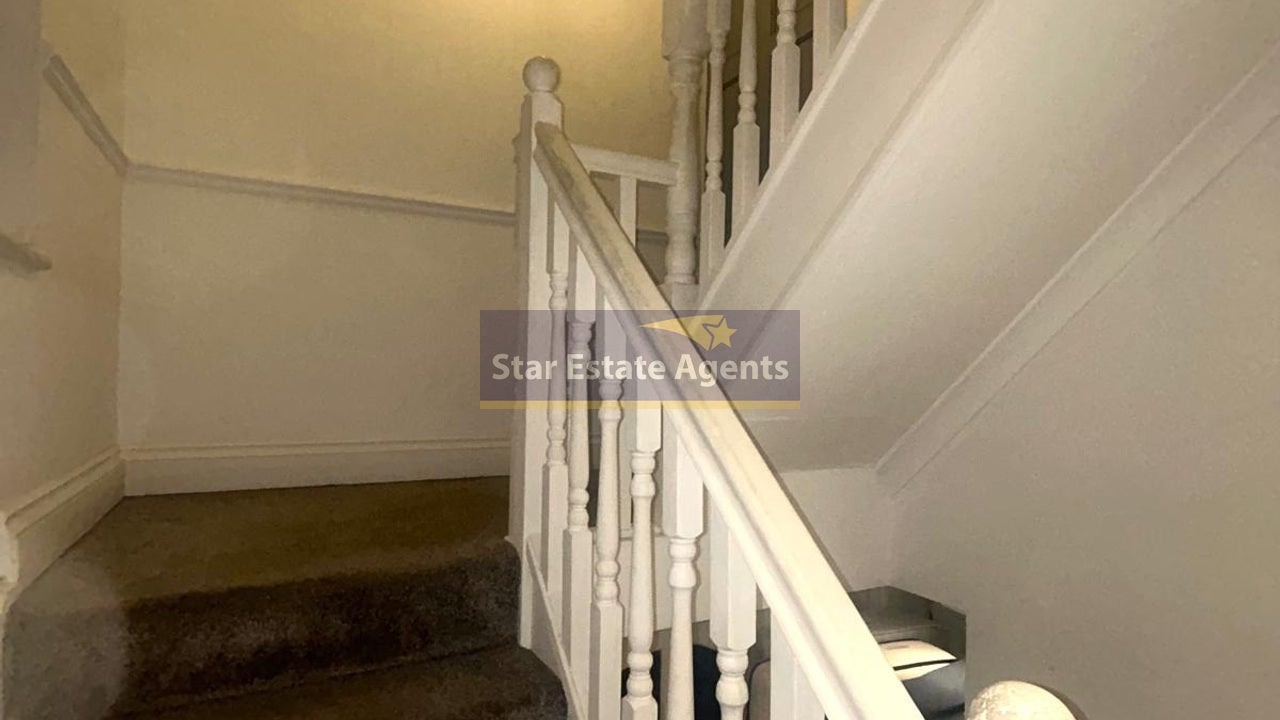 Flat Millet Road in Greater London