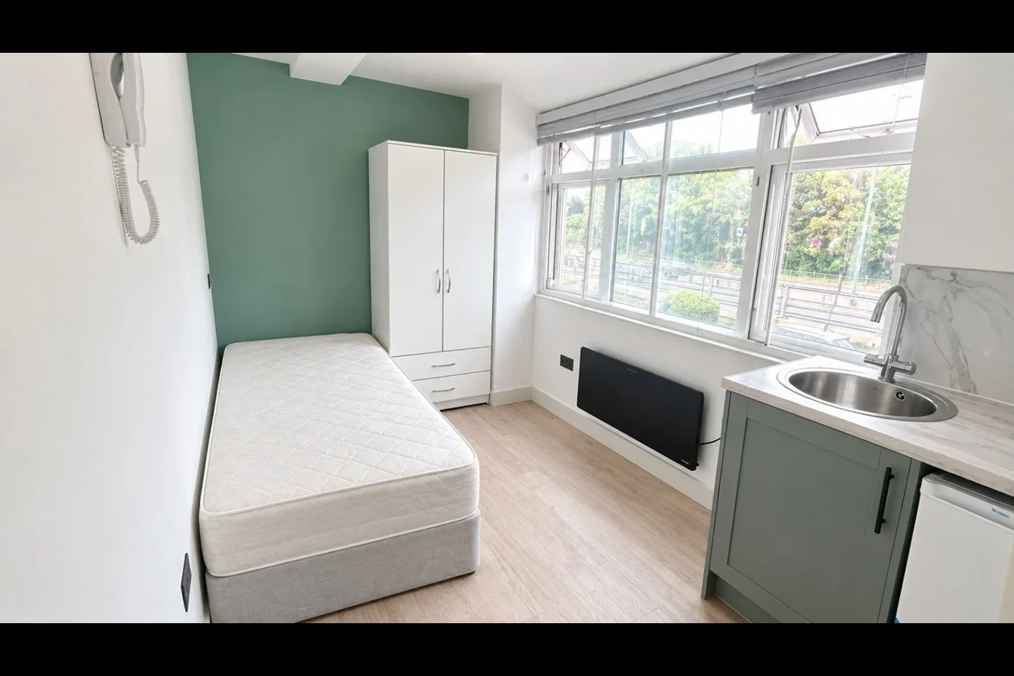 Flat Hook Rise South in Greater London