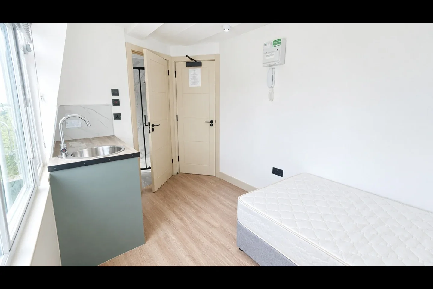 Flat Hook Rise South in Greater London