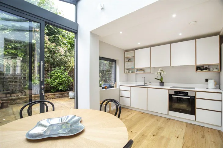 Flat Tonsley Road in Greater London