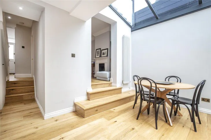 Flat Tonsley Road in Greater London