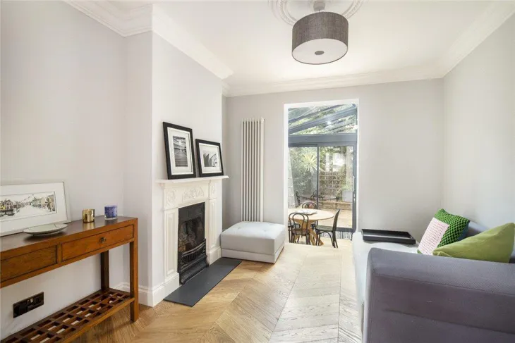 Flat Tonsley Road in Greater London