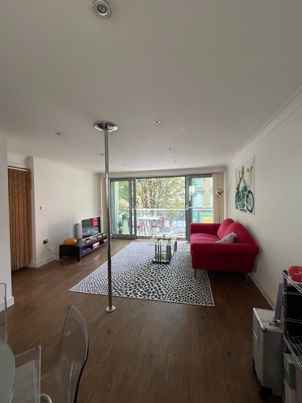 Flat Cambridge Heath Road in Greater London