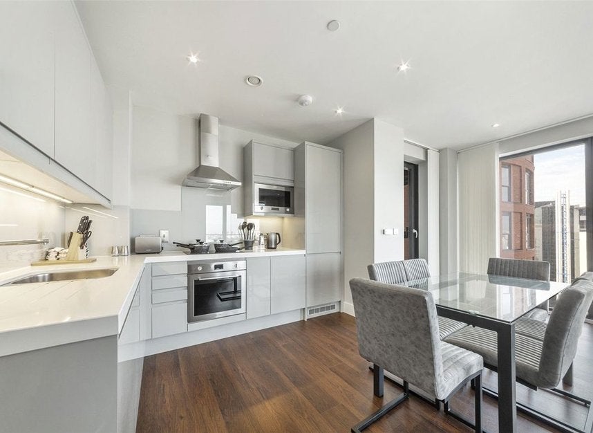Flat Silvocea Way in Greater London