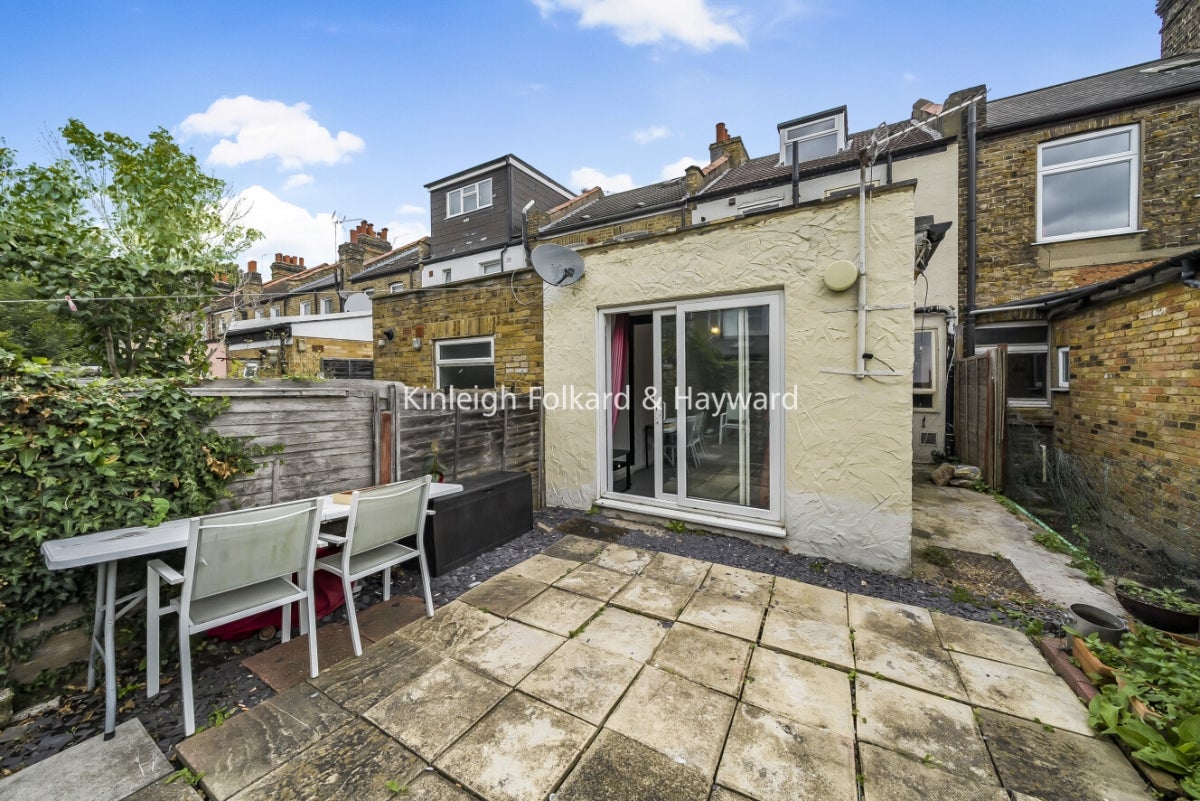 Flat Blackshaw Road in Greater London