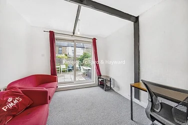 Flat Blackshaw Road in Greater London