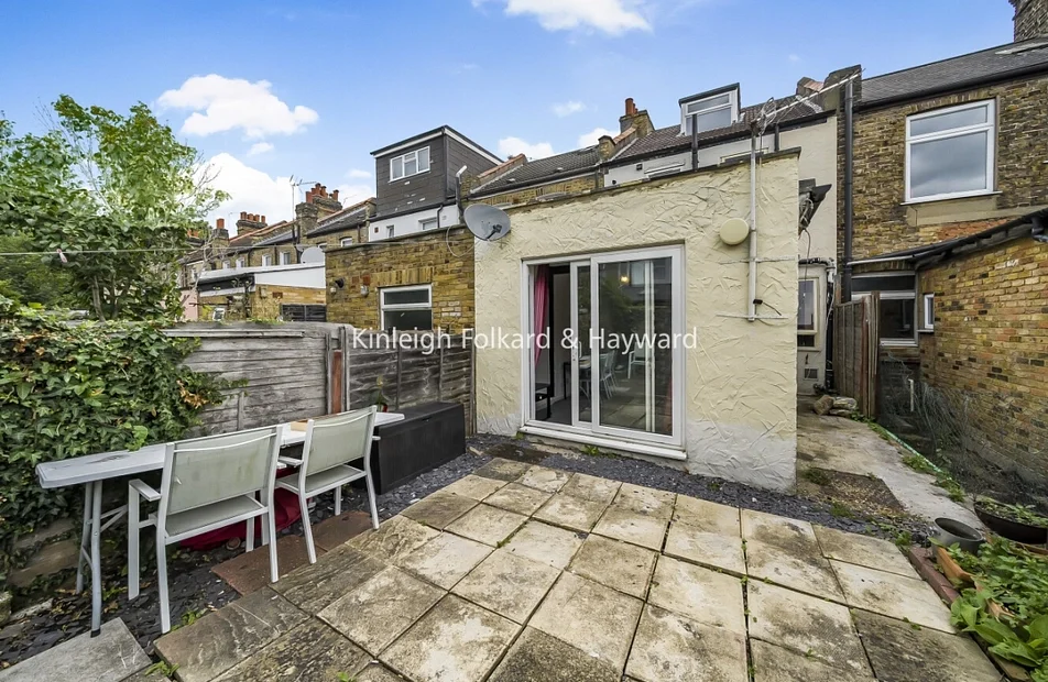 Flat Blackshaw Road in Greater London