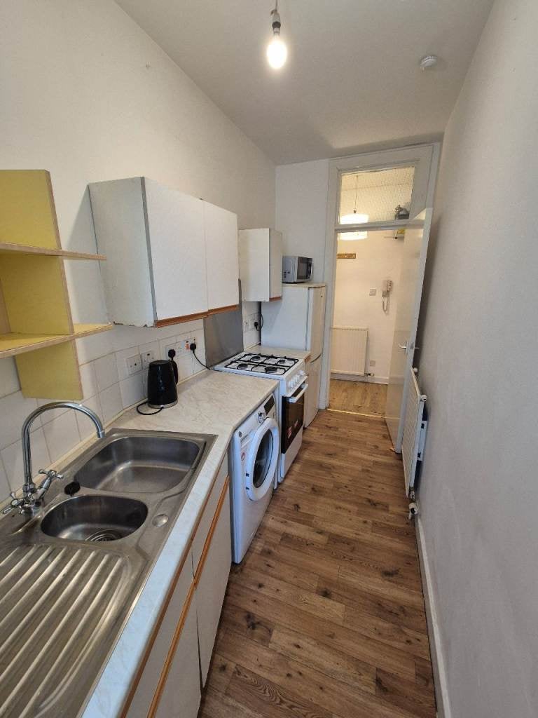 Flat Dumbarton Road in Glasgow