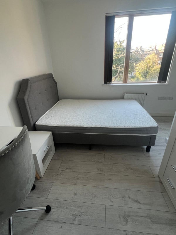 Flat Worland Road in Greater London