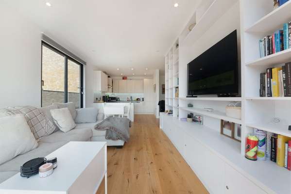 Flat Ensign Street in Greater London