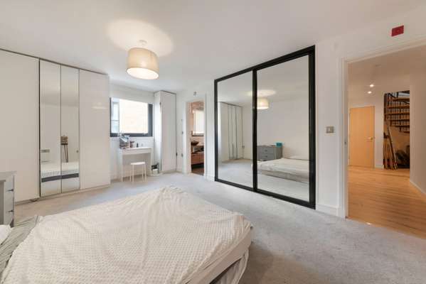 Flat Ensign Street in Greater London