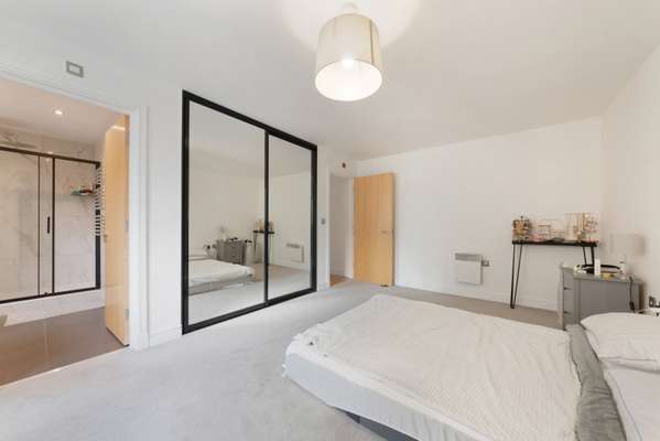 Flat Ensign Street in Greater London