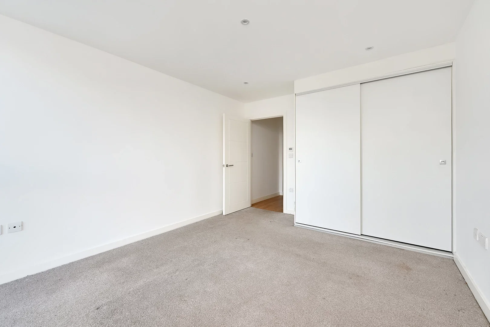 Flat Goldsworth Road in Woking