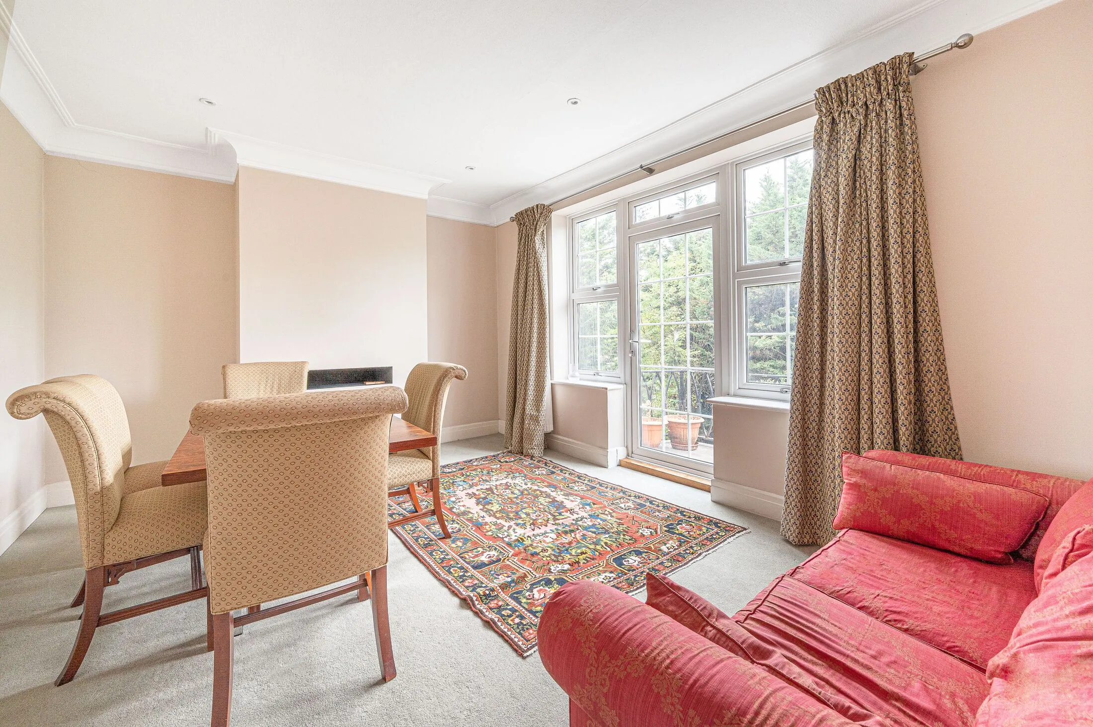 Flat Hendon Way in Greater London