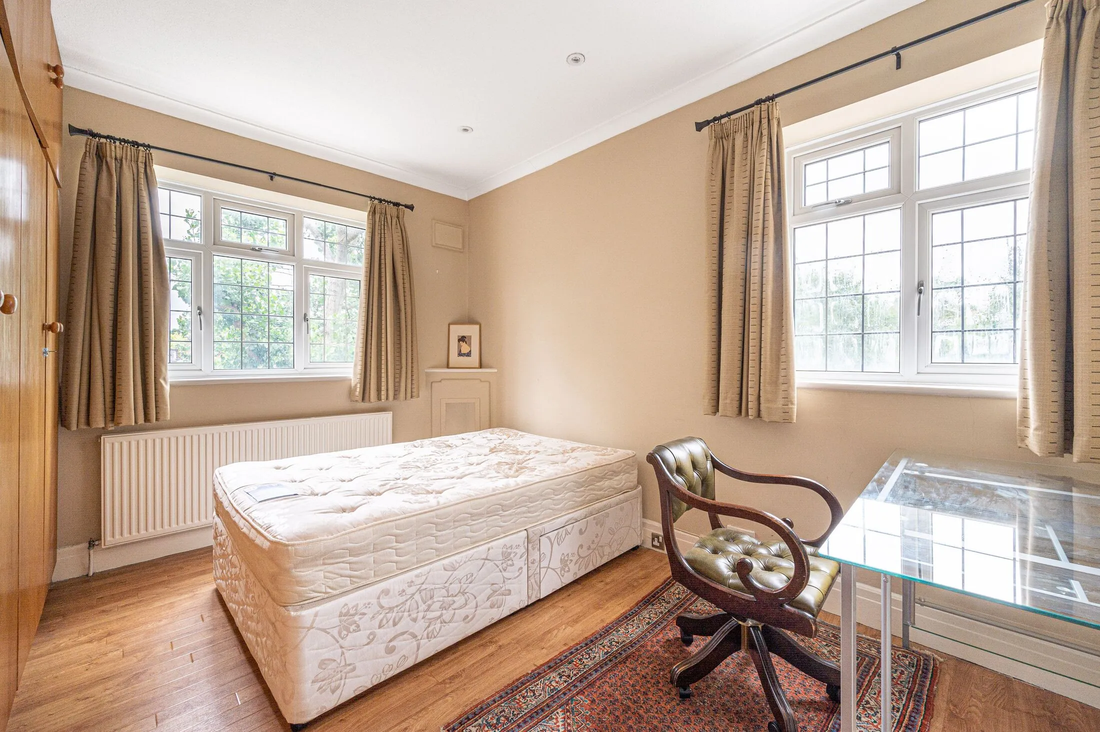 Flat Hendon Way in Greater London