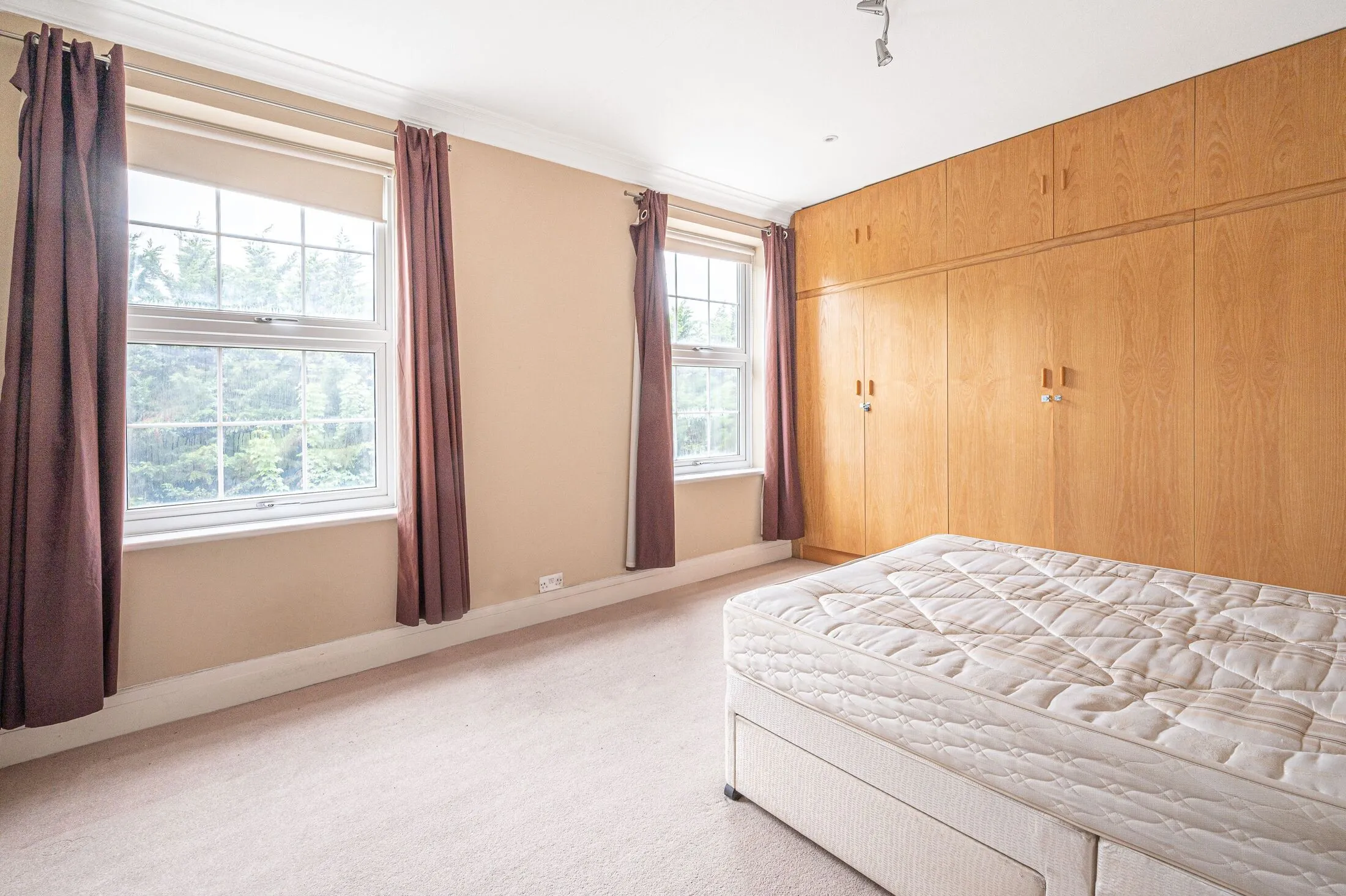 Flat Hendon Way in Greater London