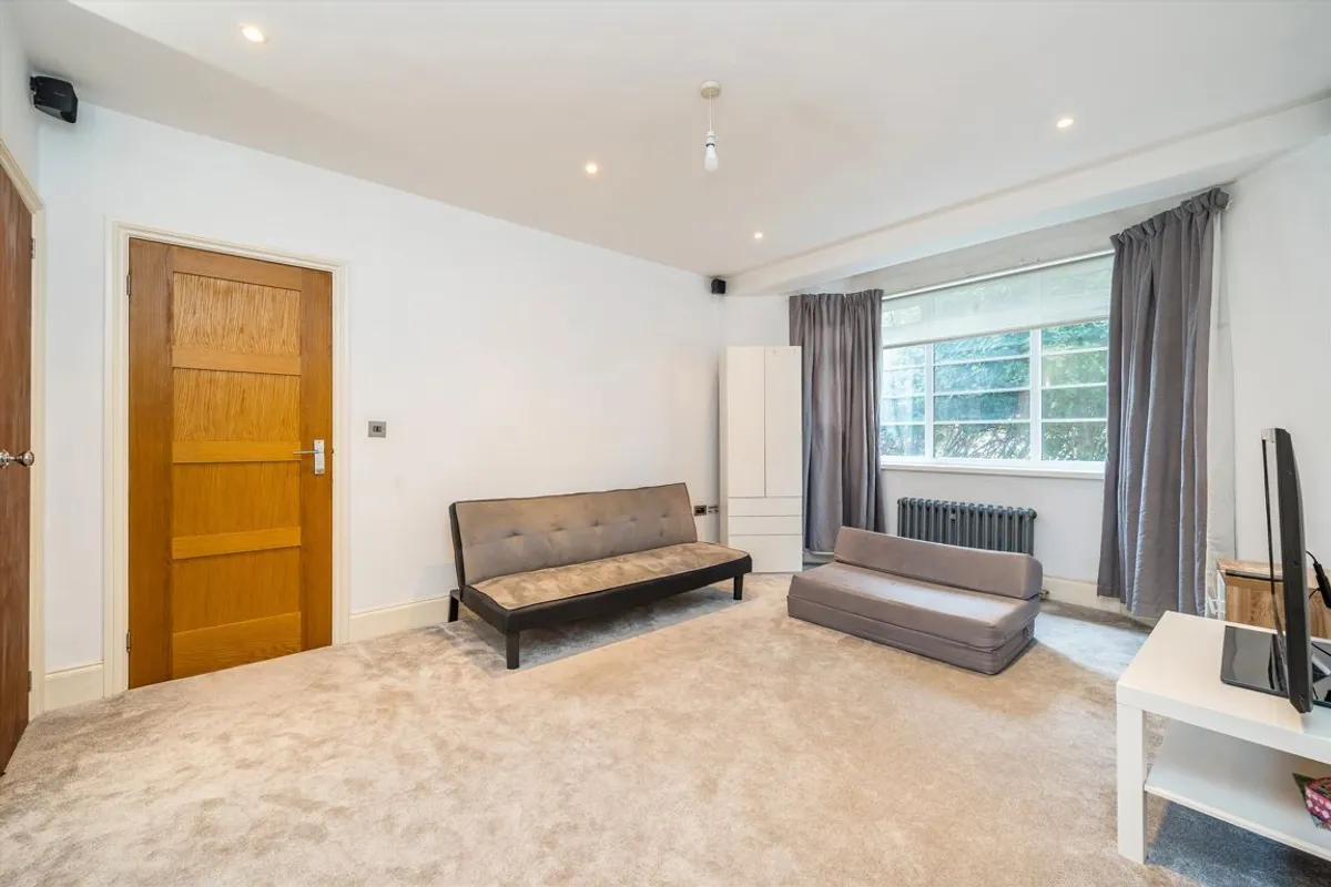 Flat Barton Road in Greater London