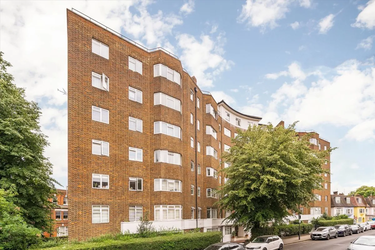 Flat Barton Road in Greater London