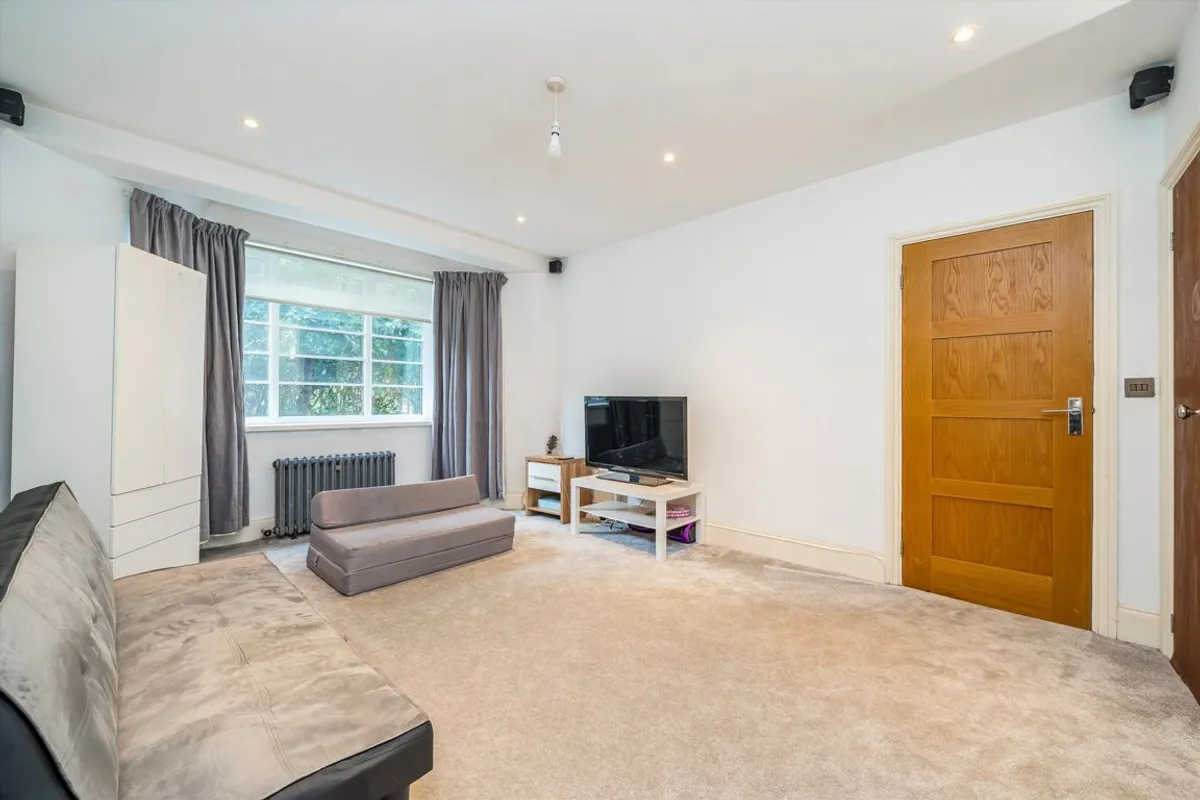 Flat Barton Road in Greater London
