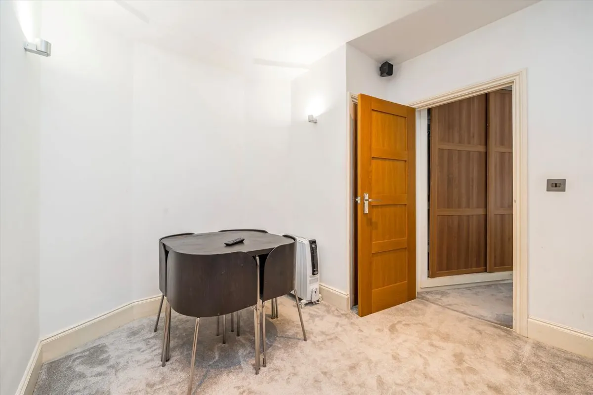 Flat Barton Road in Greater London